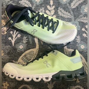 On Cloudflow women’s sneakers 8.5